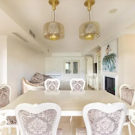 Golden Mile Apartment *