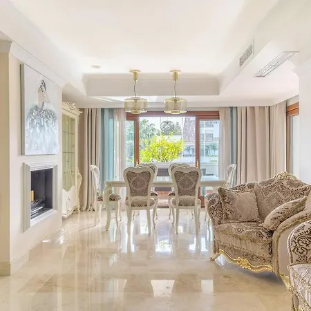 Golden Mile Apartment *